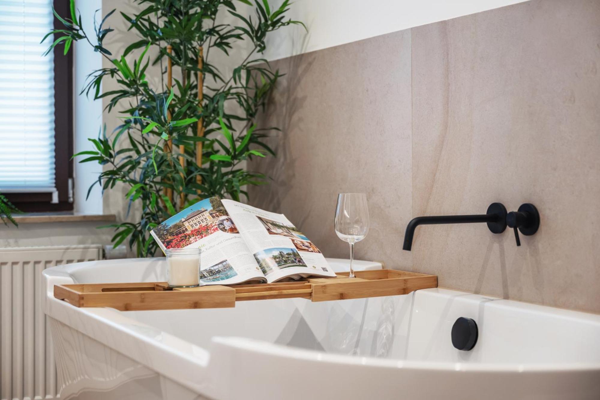 Edler Wohnraum Schlossteich-Suite 3 Sz Mit Zwei Balkonen, Kaffeevollautomat, Kamin, Klima, Lift & Zwei Parkplaetzen Chemnitz Luaran gambar
